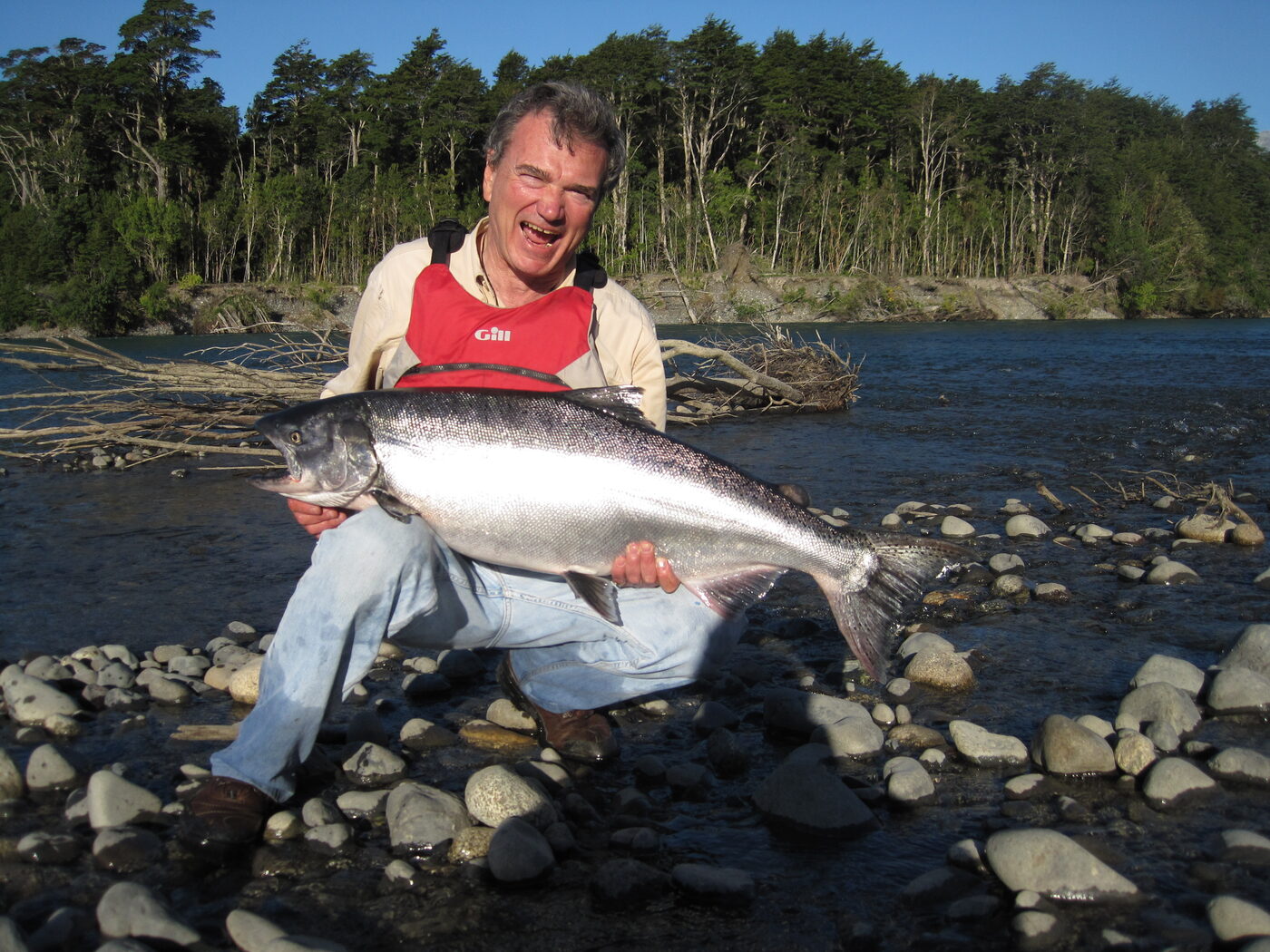 Pescador con chinook plateado