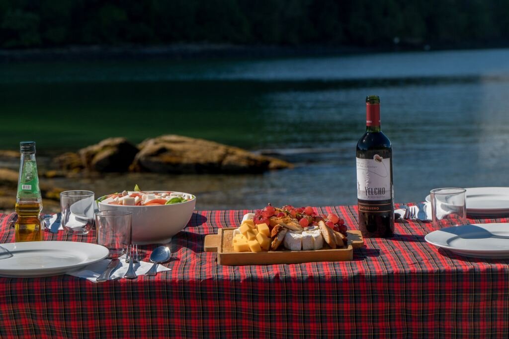Mesa con vista al lago Yelcho